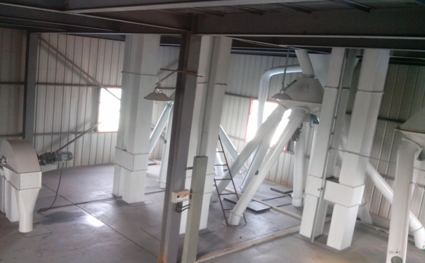 大型飼料機器多少錢?在使用前要熟知其結構原理及操作規(guī)程