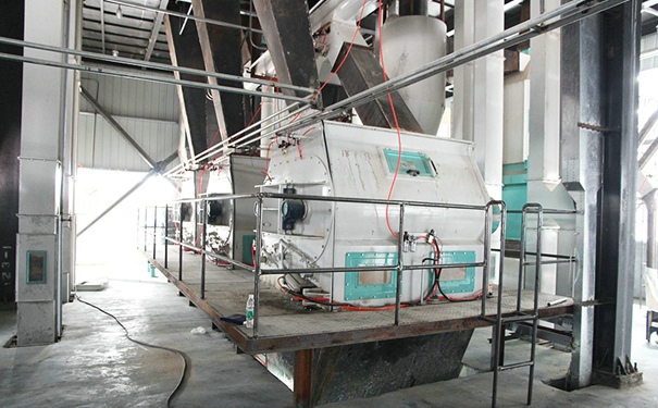 飼料成套設(shè)備價(jià)格多少?其不同廠家對(duì)比時(shí)又該注意什么?